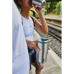 Gobelet thermique en acier inoxydable anti-goutte Black+Blum 600ml couleur vert olive vue d'ambiance