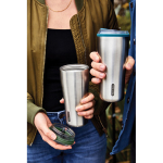 Gobelet thermique en acier inoxydable anti-goutte Black+Blum 600ml couleur vert olive vue d'ambiance 4