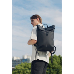 Sac à dos polyvalent en tissu résistant à l'eau avec rabat pour PC 16” couleur noir vue d'ambiance