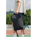 Sac à dos polyvalent en tissu résistant à l'eau avec rabat pour PC 16” couleur noir vue d'ambiance 2