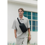 Sac bandoulière multi-usages avec design anti-vol pour tablette 8” couleur noir vue d'ambiance