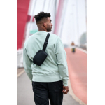 Sac bandoulière multi-usages en RPET avec sangle et capacité 1L couleur noir vue d'ambiance 2