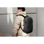 Sac à dos en RPET avec capacité de 20L pour ordinateur 16” Bellroy couleur noir vue d'ambiance 2
