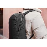 Sac à dos en RPET avec capacité de 20L pour ordinateur 16” Bellroy couleur noir vue d'ambience 3