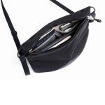 Sac bandoulière spacieux en RPET avec poignée réglable 3,5L Bellroy couleur noir troisième vue