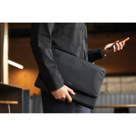 Housse en RPET imperméable avec rembourrage pour PC 16” Bellroy couleur noir vue d'ambiance