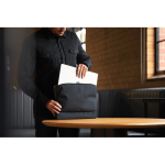 Housse en RPET imperméable avec rembourrage pour PC 16” Bellroy couleur noir vue d'ambience 3