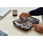 Étui pour appareils électroniques avec fermeture éclair Bellroy couleur noir vue d'ambience 3