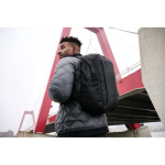 Sac à dos avec poche frontale zippée pour PC 15,6” Swiss Peak couleur noir vue d'ambiance