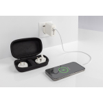 Chargeur de voyage multirégional avec sac de voyage intégré couleur blanc vue d'ambiance