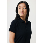 Polo femme coupe décontractée en coton piqué recyclé 220 g/m² Iqoniq couleur noir quatrième vue avec modèle