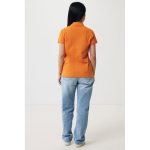 Polo femme coupe décontractée en coton piqué recyclé 220 g/m² Iqoniq couleur orange quatrième vue avec modèle