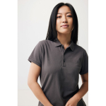 Polo femme coupe décontractée en coton piqué recyclé 220 g/m² Iqoniq couleur argenté mat cinquième vue avec modèle