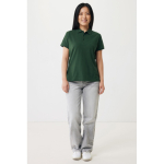 Polo femme coupe décontractée en coton piqué recyclé 220 g/m² Iqoniq couleur vert forêt deuxième vue avec modèle