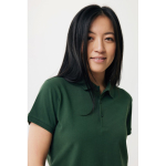 Polo femme coupe décontractée en coton piqué recyclé 220 g/m² Iqoniq couleur vert forêt cinquième vue avec modèle