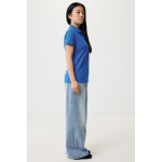Polo femme coupe décontractée en coton piqué recyclé 220 g/m² Iqoniq couleur bleu roi troisième vue avec modèle