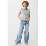 Polo femme coupe décontractée en coton piqué recyclé 220 g/m² Iqoniq couleur gris clair vue avec modèle