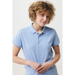 Polo femme coupe décontractée en coton piqué recyclé 220 g/m² Iqoniq couleur cyan cinquième vue avec modèle