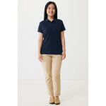 Polo femme coupe décontractée en coton piqué recyclé 220 g/m² Iqoniq couleur bleu marine vue avec modèle