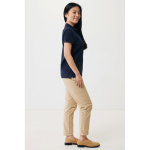 Polo femme coupe décontractée en coton piqué recyclé 220 g/m² Iqoniq couleur bleu marine deuxième vue avec modèle