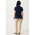 Polo femme coupe décontractée en coton piqué recyclé 220 g/m² Iqoniq couleur bleu marine troisième vue avec modèle