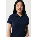 Polo femme coupe décontractée en coton piqué recyclé 220 g/m² Iqoniq couleur bleu marine quatrième vue avec modèle