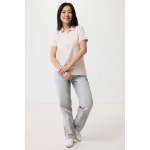 Polo femme coupe décontractée en coton piqué recyclé 220 g/m² Iqoniq couleur rose clair  vue avec modèle