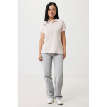 Polo femme coupe décontractée en coton piqué recyclé 220 g/m² Iqoniq couleur rose clair  deuxième vue avec modèle