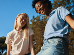 Polo femme coupe décontractée en coton piqué recyclé 220 g/m² Iqoniq couleur rose clair  vue d'ambiance