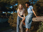 Polo femme coupe décontractée en coton piqué recyclé 220 g/m² Iqoniq couleur rose clair  vue d'ambiance 2