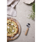 Coupe-pizza en acier inoxydable avec manche en bois couleur marron vue d'ambiance