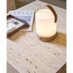 Lanterne portable écologique avec deux modes d'éclairage, base en bois couleur marron vue d'ambiance
