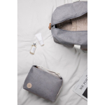 Trousse de toilette en polyester recyclé avec poche intérieure couleur gris vue d'ambiance
