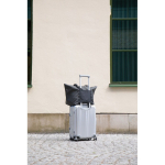 Sac de voyage en polyester recyclé avec housse pour trolley couleur noir vue d'ambiance