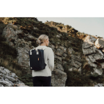 Sac à dos de voyage écologique avec poche latérale pour bouteille couleur noir vue d'ambiance 2