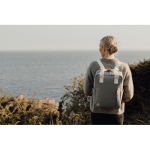 Sac à dos de voyage écologique avec poche latérale pour bouteille couleur gris vue d'ambiance 2