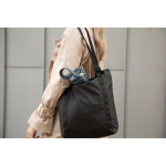 Sac fourre-tout écologique au design minimaliste et élégant couleur noir vue d'ambiance 2
