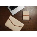 Housse ordinateur portable en toile recyclée avec bords colorés 16” couleur beige vue d'ambiance