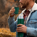Thermos avec tasse de 120 ml en acier inoxydable recyclé 500 ml vue d'ambiance