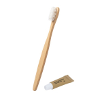 Brosse à dents en bambou et dentifrice dans une boîte en carton deuxième vue