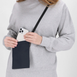 Sac bandoulière en PU avec un seul compartiment et fermeture velcro vue d'ambiance