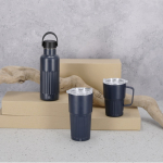 Mug thermique en acier inoxydable recyclé avec design en relief 400 ml vue d'ambiance