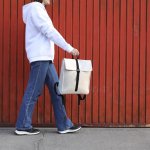 Sac à dos au toucher doux fermeture à boucle, sangle pour trolley 14'' couleur beige vue d'ambiance