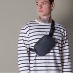 Sac bandoulière en similicuir avec une poche extérieure à l'arrière deuxième vue