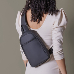Sac bandoulière en similicuir avec poche extérieure sur le devant deuxième vue