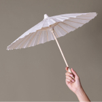 Ombrelle élégante en papier blanc, idéal pour les mariages couleur blanc cinquième vue