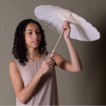 Ombrelle élégante en papier blanc, idéal pour les mariages couleur blanc sixième vue