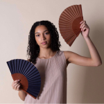 Eventail élégant en bois foncé et tissu en polyester deuxième vue