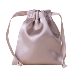 Petit sac en satin avec fermeture à cordon assorti couleur champagne première vue