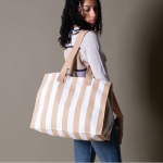 Sac grand format en coton recyclé avec des rayures verticales troisième vue